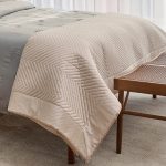 Colcha ELOISE | Bege Linho | Cetim Algodão 300 Fios | Bovi