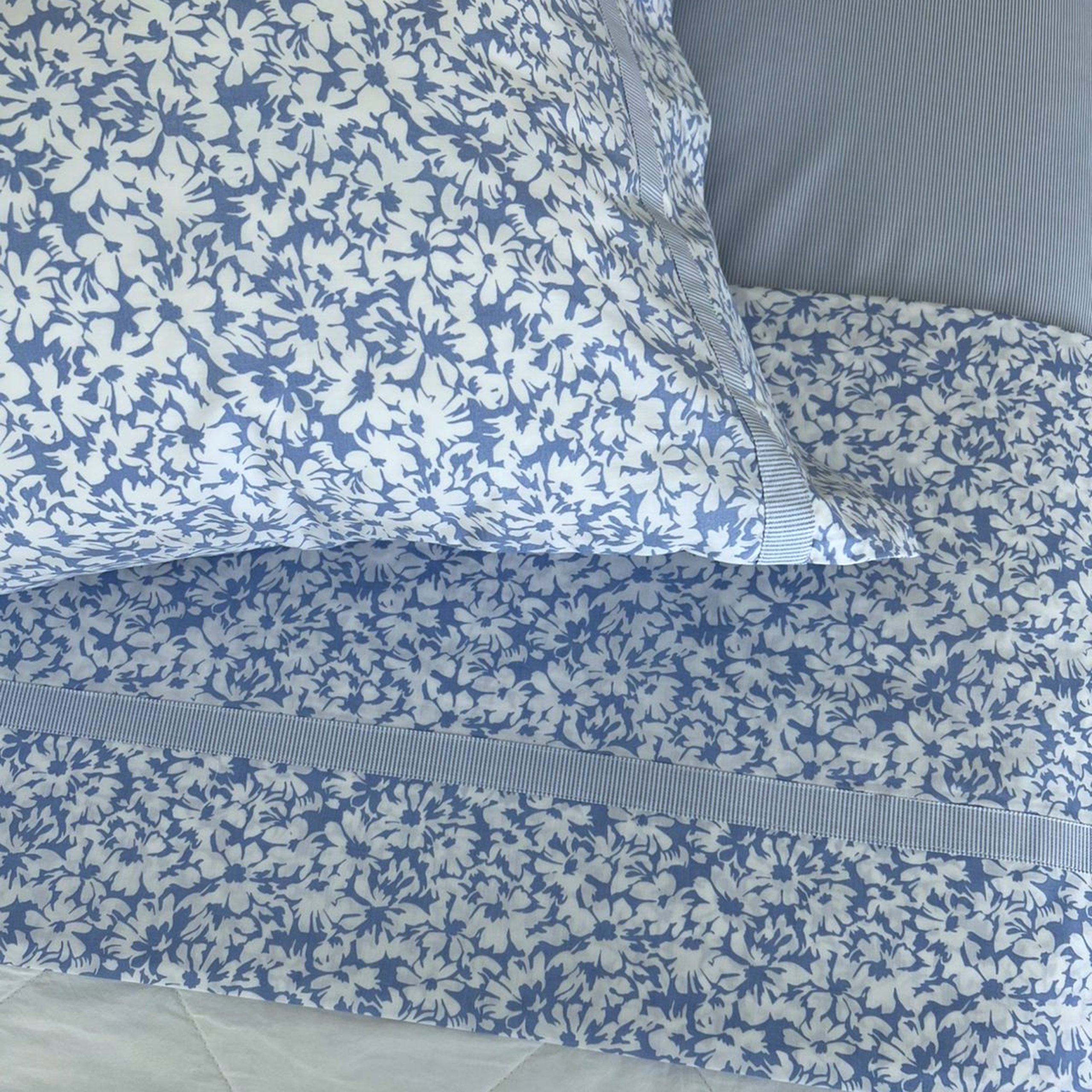 jogo-lencois-MARGARIDAS-azul-algodao-percal-200-fios-piubelle-6 Jogo de lençóis MARGARIDAS | Azul | Algodão Percal 200 Fios | PiuBelle - Image 1