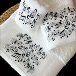 Jogo de Banho PAUTA DE MÚSICA | Branco/Preto | 3 Peças | Suspiro D´Algodão